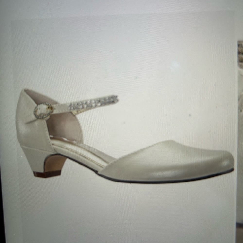 Cera low embellished pump.